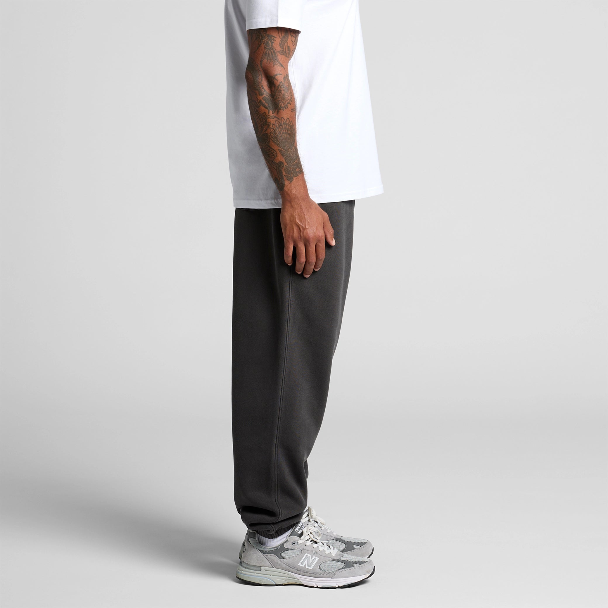 BLACK ESSENTIALS JOGGER